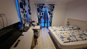 栋布鲁夫诺马祖拉契旅馆的一间卧室设有两张床、一张桌子和一个窗口。