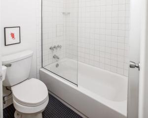 底特律Trumbull and Porter - Detroit Downtown的白色的浴室设有卫生间和浴缸。