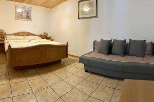 AcquarossaOSTERIA RUBINO DA PAOLO的一间带两张床和一张沙发的卧室