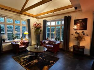 斯滕韦克Villa Steenwyck Giethoorn的带沙发、桌子和窗户的客厅
