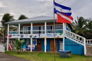 大玉米岛'Crows Nest' Studio Apt.的前面有旗帜的蓝色房子