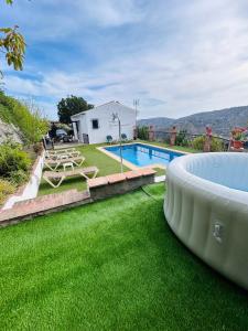 弗里希利亚纳Villa en Frigiliana con Piscina y Jacuzzi的后院设有游泳池和大浴缸