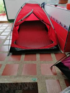 MontecilloCamping el triunfo的砖地板上的红色帐篷