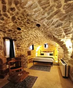 马尔丁TUĞMANER Small House AJAR的卧室配有一张石墙床