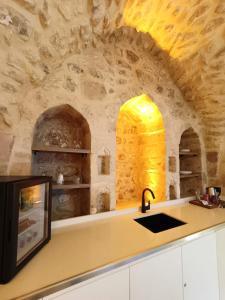 马尔丁TUĞMANER Small House AJAR的厨房配有带水槽和烤箱的台面