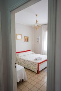 斯卡莱阿Gilda’s Home的一间卧室设有两张床和窗户。