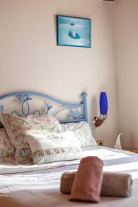 维耶拉Apartamento con Encanto的一张带蓝色床头板和枕头的床