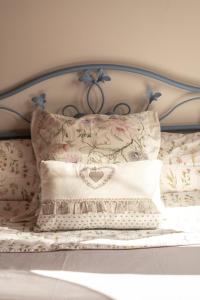 维耶拉Apartamento con Encanto的一张带心枕和枕头的床