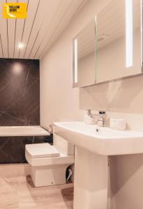 邓迪Eden Cottage- City Base with Outside Courtyard的白色的浴室设有水槽和卫生间。
