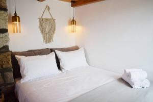 ZefiríaHemeros Villa的一间卧室配有带白色床单和枕头的床。