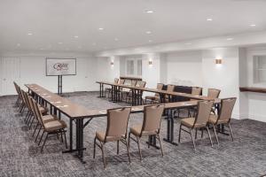 波特兰波特兰丽晶酒店及Spa的配有桌椅和讲台的会议室