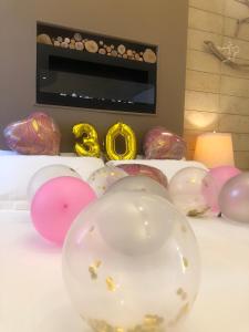 奥斯图尼ZEROstuni suite apartment的坐在桌子上的一束气球