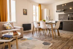 佩皮尼昂Au coeur de Perpignan的客厅配有沙发和桌椅