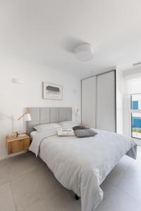 弗拉门卡海滩Turquesa del Mar - Max Beach Golf - Large Sunny Terrace Apartment的白色的卧室设有一张大床和一个窗户