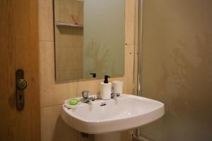 科维良Primor Serra AL的浴室设有白色水槽和镜子