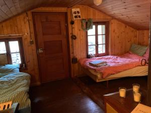 TörbelChalet La Paz with Hotpot and Sauna的小屋内带两张床的小房间