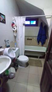 富内斯Casa Funes的浴室配有卫生间、盥洗盆和浴缸。