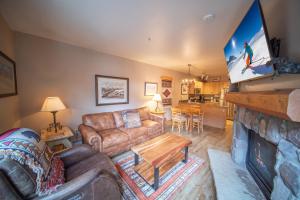 基斯通Buffalo Lodge 8320的客厅配有沙发和壁炉及电视