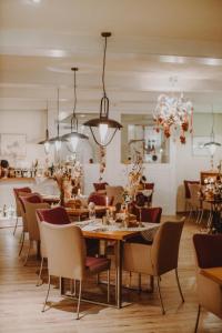 克里沙罗森尚克兰德酒店的一间带桌椅的用餐室