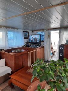 塞特港Yacht, 23 mètres, à quai.的带沙发的客厅和船上电视