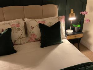 班特里4 Tom's Lane的一张带黑白枕头的床和一盏灯