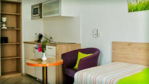 纽伦堡托库斯旅馆的小房间设有紫色椅子和桌子