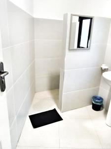 利文斯顿Savanna Tree Apartments - self catering town center的地板上配有黑色垫子和淋浴的浴室