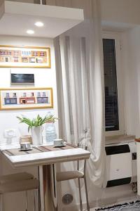 弗罗西诺内Delizioso appartamento Frosinone centro storico的白色的厨房,配有桌子和窗户