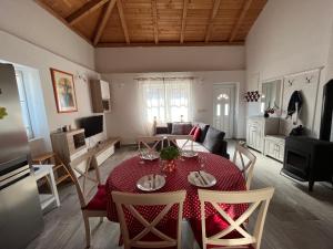 穆泰尔岛Nautica的客厅配有桌子和沙发