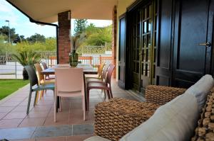 阿尔巴塔克斯Villa Settimia a 50 mt dalla spiaggia!的庭院里设有桌椅。
