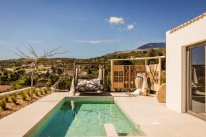 拉扎克利翁Spathes Suites Kefalonia - Luxury Suites的一座房子后院的游泳池