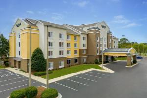 ShalimarFairfield by Marriott Fort Walton Beach-Eglin AFB的停车场酒店 ⁇ 染