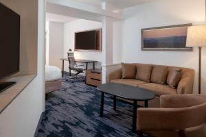 ShalimarFairfield by Marriott Fort Walton Beach-Eglin AFB的客厅配有沙发和桌子