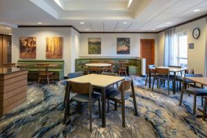 ShalimarFairfield by Marriott Fort Walton Beach-Eglin AFB的一间设有桌椅的等候室