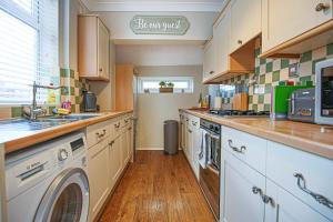 北安普敦Two Bedroom Home in Northampton by HP Accommodation - Free Parking & WiFi的厨房配有洗衣机和烘干机