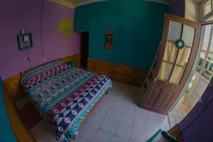皮奇勒姆Bichon La Casa Hostal的一间卧室设有一张床和蓝色的墙壁