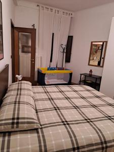 都灵La Terrazzina, silenzioso, zona Piazza Gran Madre的一间卧室配有一张带铺着平底毯的床