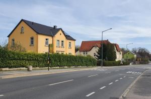 德累斯顿Ferienwohnung Schulz的街道旁有房屋的街道