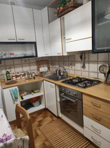 伊莫拉La Dimora degli Artisti - Imola的厨房配有白色橱柜和炉灶烤箱。