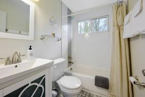 罗利Cozy 3 Bedroom Cottage with Huge Fenced-In Yard的白色的浴室设有水槽和卫生间。