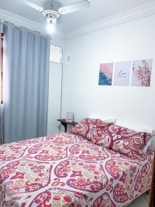 圣特雷莎Spazio Martinelli的一间卧室配有一张带红白毯子的床