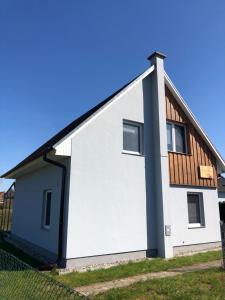 LudwigsburgFerienhaus Isaro的白色的房屋,设有木屋顶