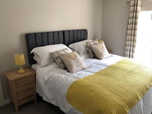 奥赫特拉德Garron House的一张带黄色毯子和枕头的床
