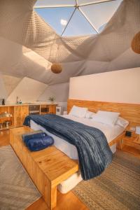 萨迈帕塔Samaipata Glamping的一间卧室配有一张带木制平台的大床