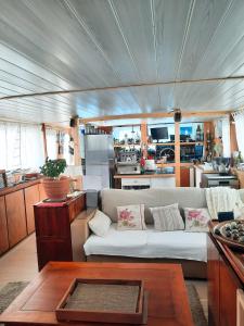 塞特港Yacht, 23 mètres, à quai.的带沙发的客厅和厨房