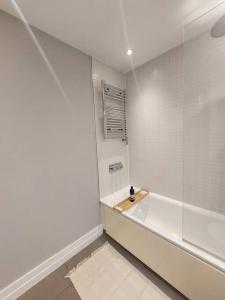 莱斯特City Apartment with Terrace的白色的浴室设有浴缸和淋浴。