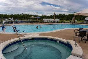 格尔夫海岸Gulf Shores RV Resort的度假村的游泳池,人们在里面游泳