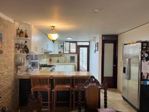 皮斯科Casa Villa Victoria en Pisco的厨房配有柜台和冰箱。