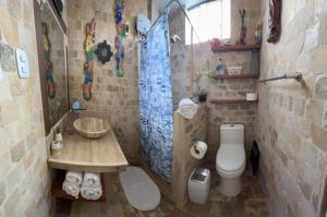 皮斯科Casa Villa Victoria en Pisco的浴室配有卫生间、盥洗盆和淋浴。