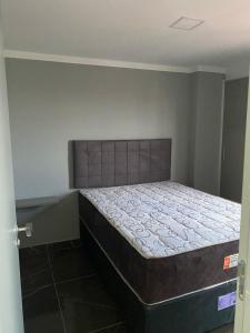大坎皮纳Apartamento Alto Padrão - Com Ar的卧室配有一张床